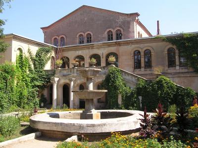 Грецький дворик перед музеєм у Херсонесі Таврі́йському